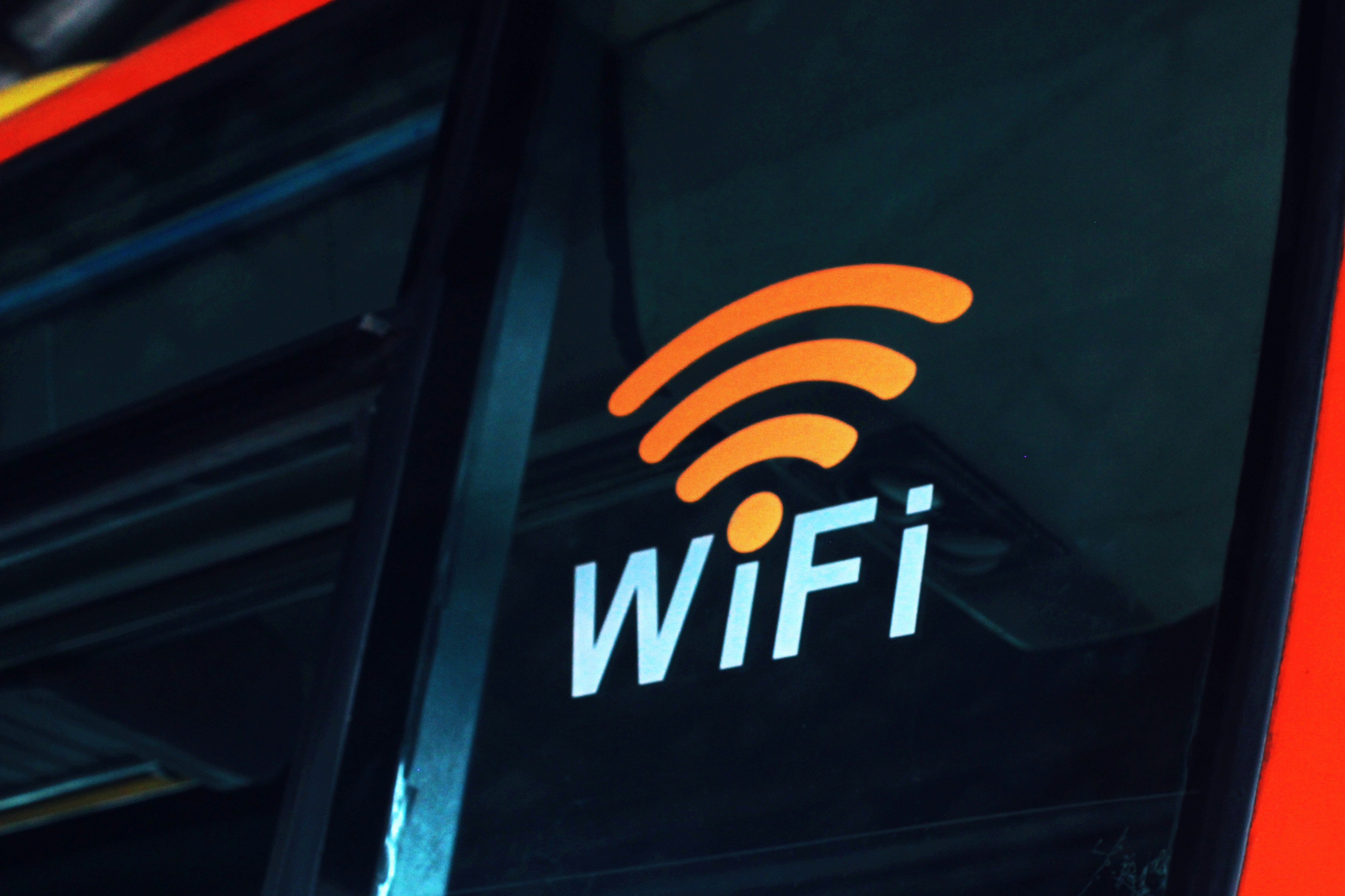Wi-Fi public, hôtels, télétravail en vacances : le guide pour protéger vos comptes en déplacement